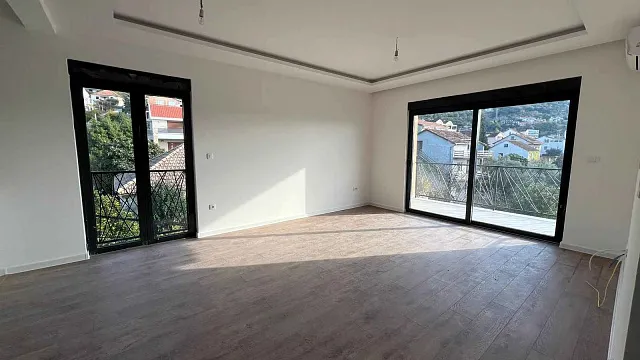 Zwei helle Wohnungen zum Verkauf in Tivat nahe dem Zentrum